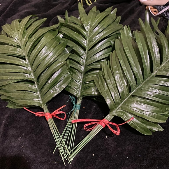 Black & white faux Floral & palm leaves, ivy and faux moss - Picture 4 of 5